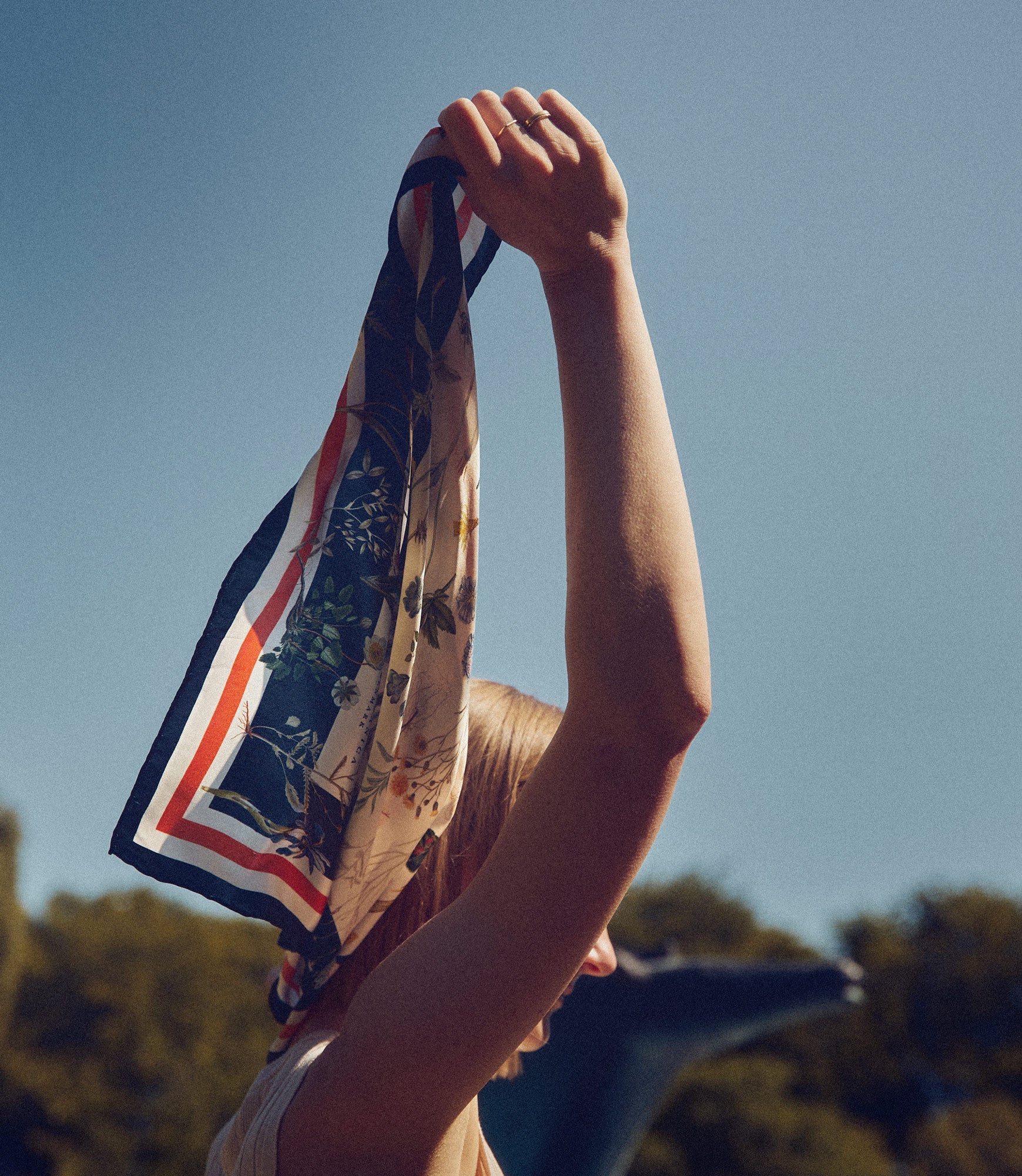 Hvad gør Flora Danica silketørklæde så specielt og populært?