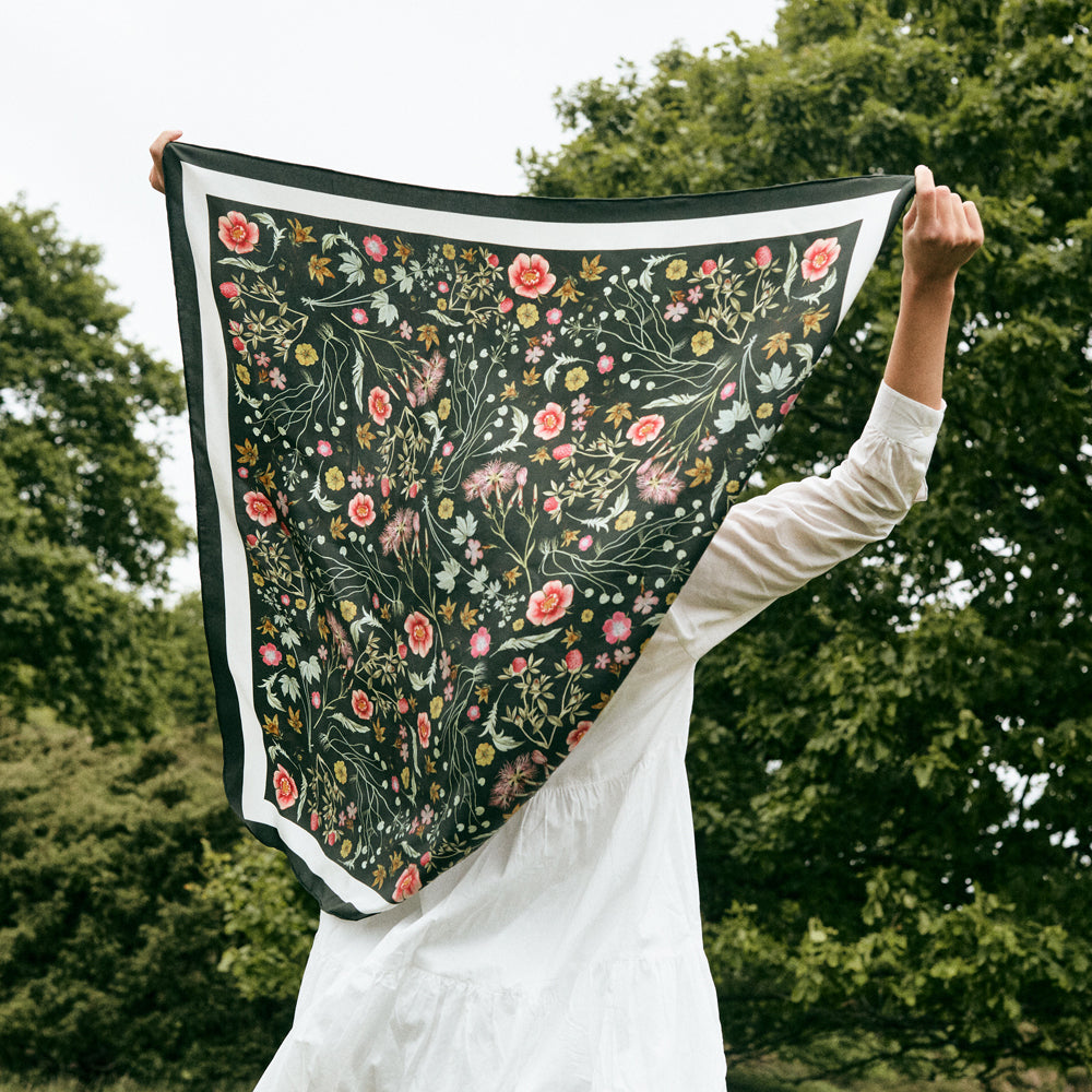 Firkantede silketørklæder: Tidløs elegance og alsidighed