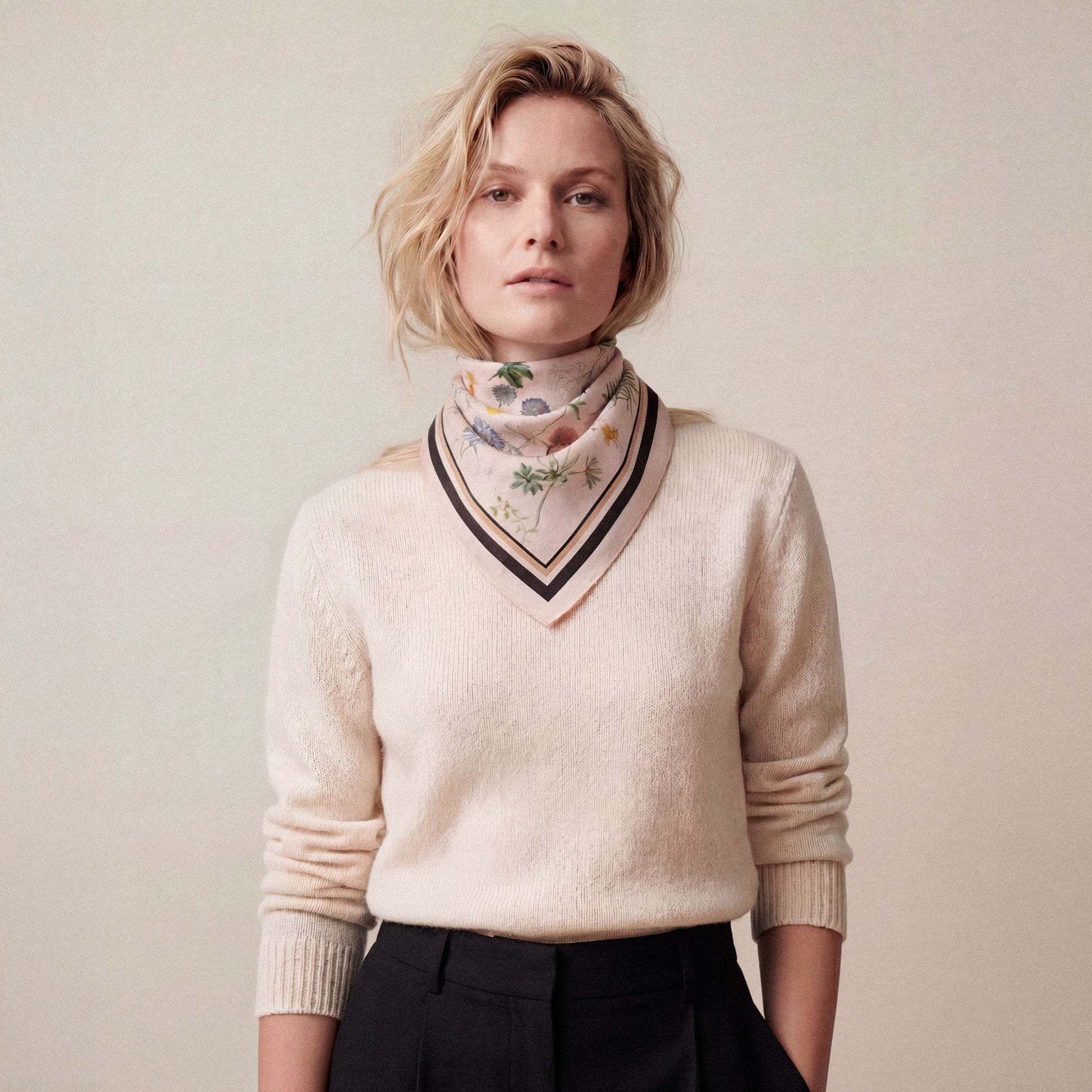 Flora Danica Denmark Beige Flower Field silketørklæde Medium Dobbeltsided scarf Noir Flower Field