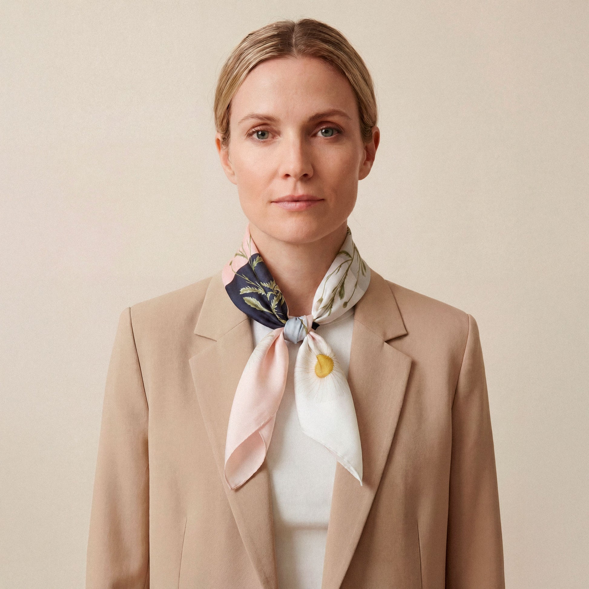 Flora Danica Denmark Four Square Daisy 70 silketørklæde Medium Dobbeltsided scarf Four Square Daisy Pink, Navy, Gray, off-white