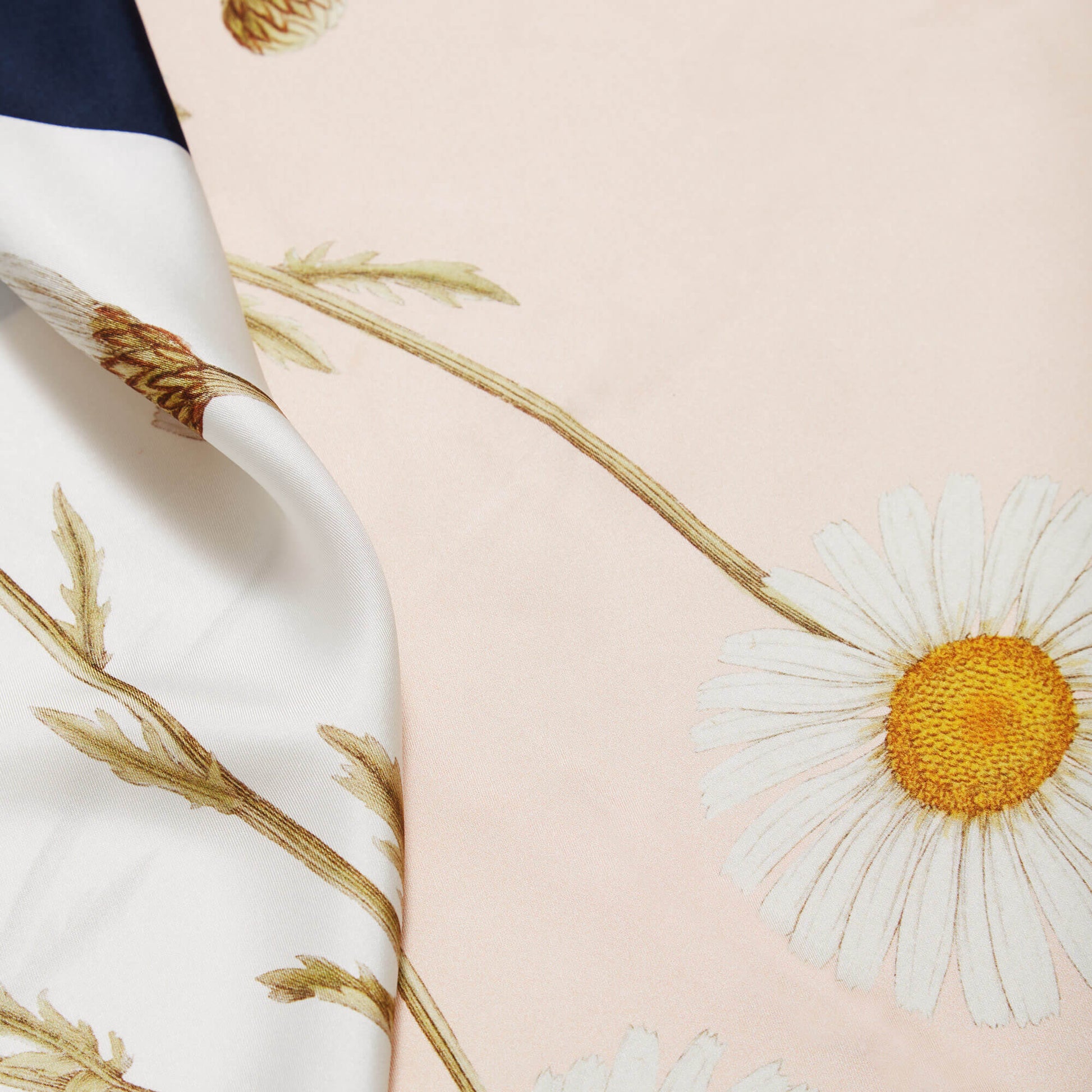 Flora Danica Denmark Four Square Daisy silketørklæde Large scarf Four Square Daisy Pink, Navy, Gray, off-white