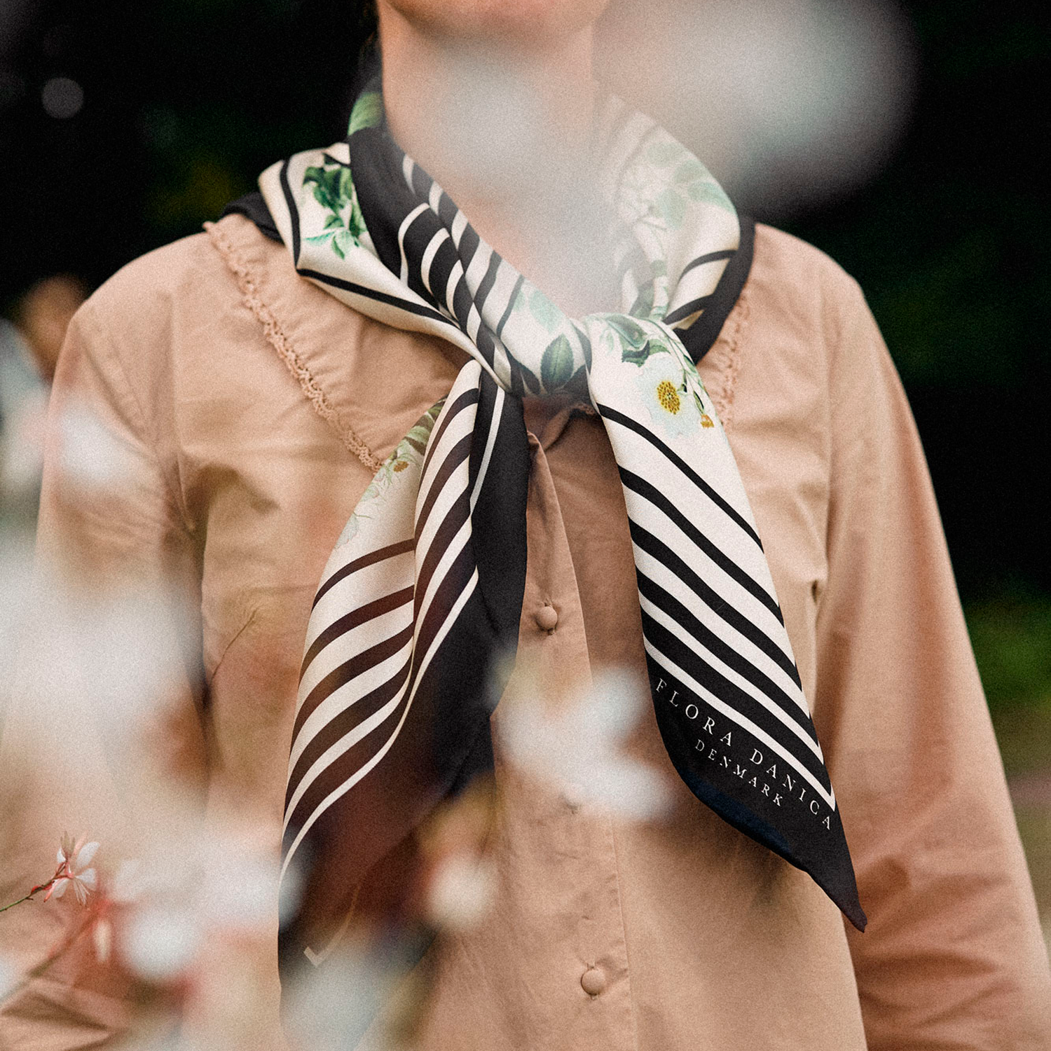 Flora Danica Denmark Optical Rose silketørklæde Large dobbeltsided scarf Optical Rose Black/Off-white