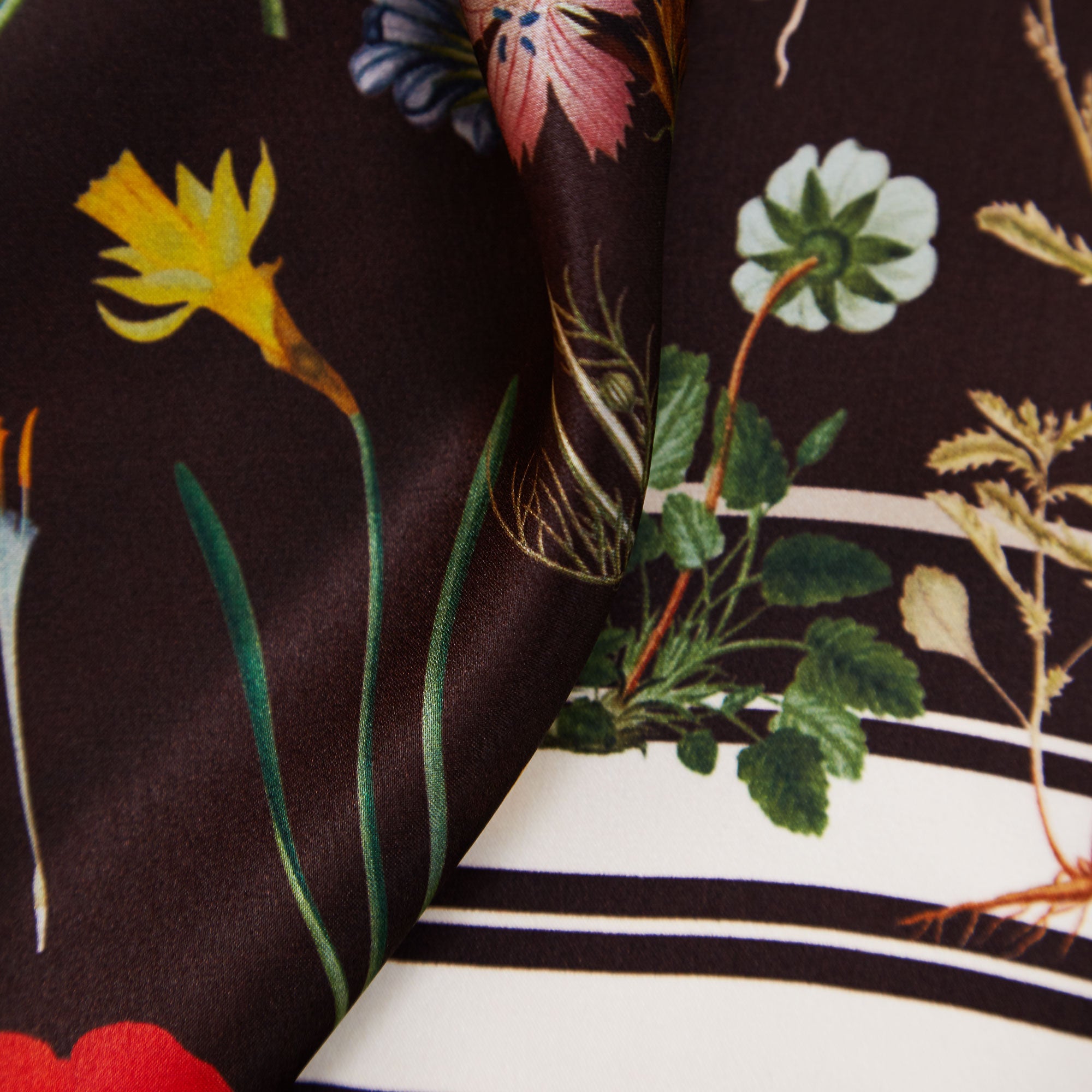 Brown Flower Field silketørklæde